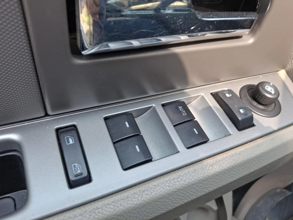 Used Air Cleaner Assembly fits: 2010 Ford Expedition 5.4L 3V from 02/15/10 Grade - Image 4 of 4