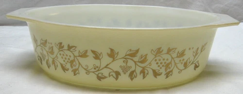 VINTAGE PYREX "GOLDEN GRAPES / GRAPEVINE" 2 1/2 QT CASSEROLE DISH 045 - NO LID