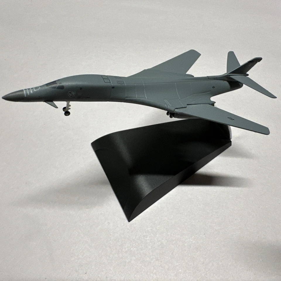 Dragon Wings 1:400 USAF B-1B Lancer “Last Lancer” Dyess AFB Item 56264 - Image 3 of 4