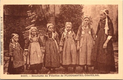 postcard costumes de Bretagne Coll. E. Hamonic St-B Folklore 2402