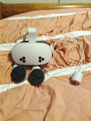 Meta Quest 3S 128GB Standalone All-in-One VR Headset With Controllers + Charger