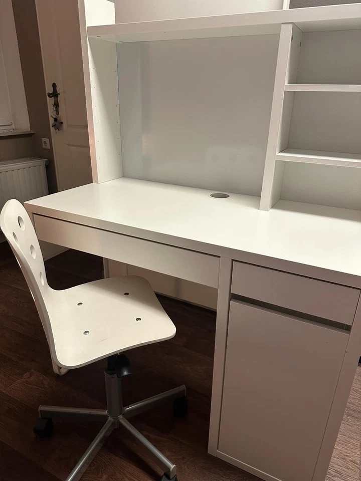 Schreibtisch mit höhenverstellbaren Stuhl