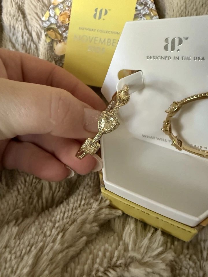 Pendientes Bomb Party Noviembre Cumpleaños 2025 “Hilos de Llegada” en Oro Amarillo Foto 2 de 4