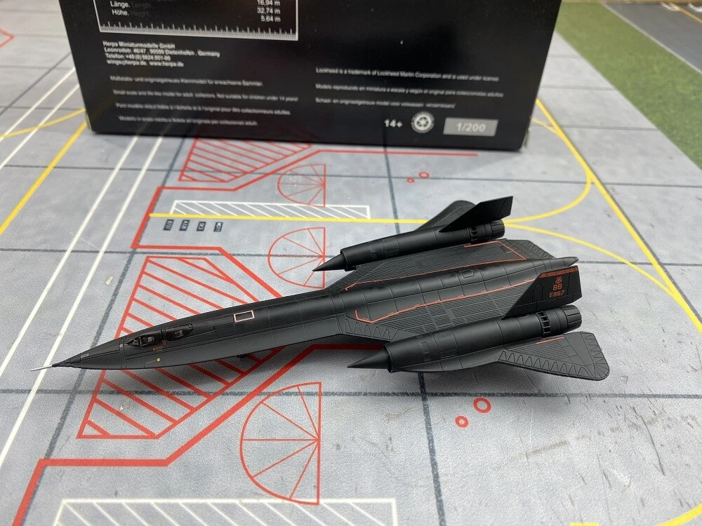 Herpa Wings 1:200 USAF SR 71 Blackbird Reconnaissance Aircraft