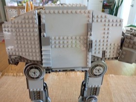 LEGO Star Wars: AT-AT (4483)  Minifigs and Manual