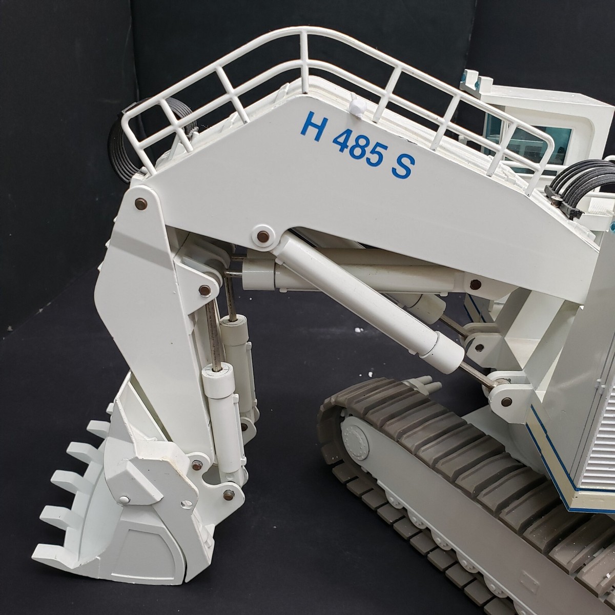 Boxed NZG 1⁄50 scale diecast Demag H485S Hydraulic Excavator model