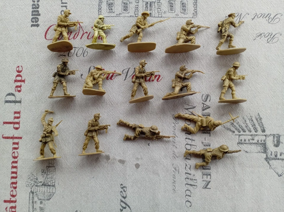 15 ANCIENS SOLDATS MILITAIRE EN PLASTIQUE vintage (5x4cm) 1/32. - Photo 1/1