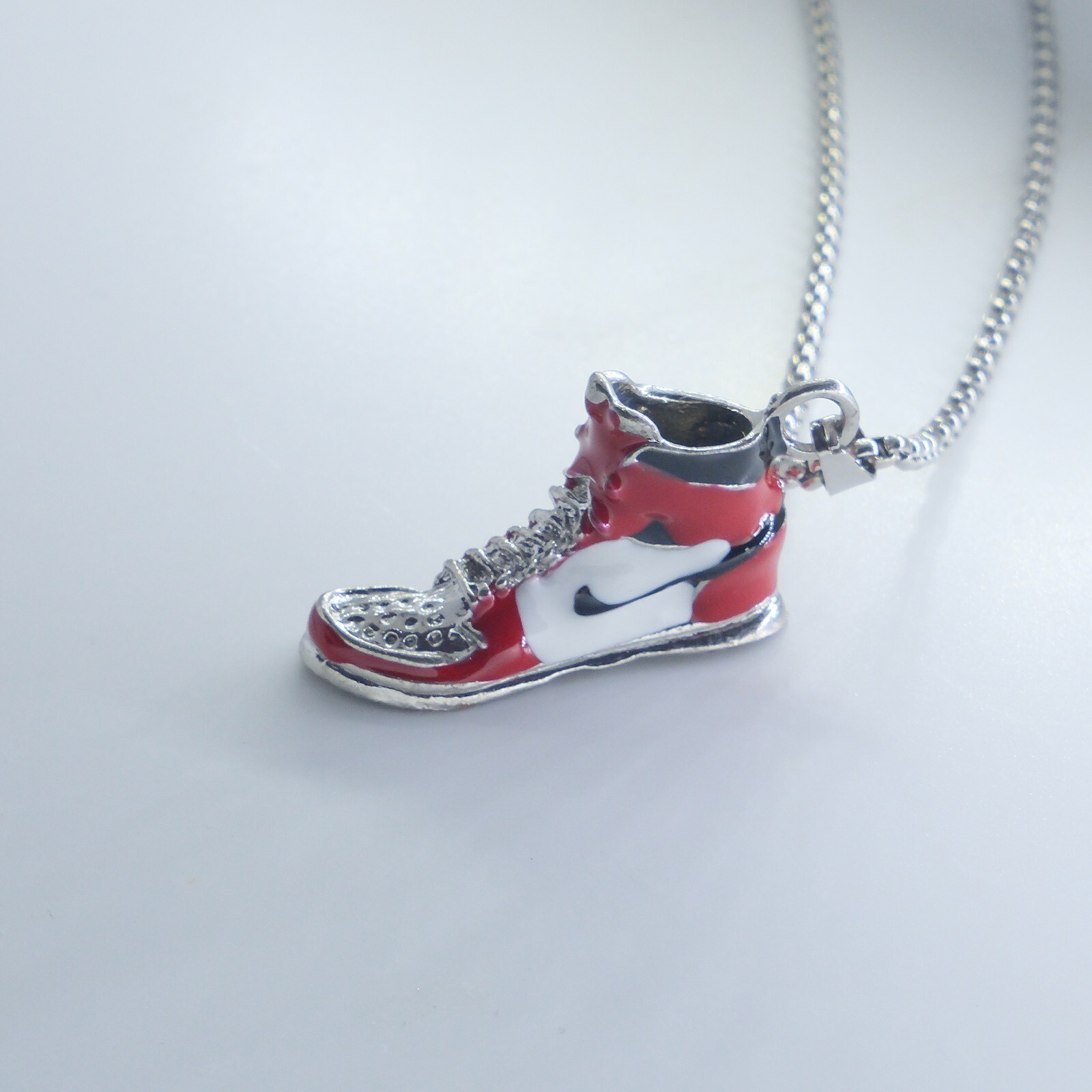 Colgante Zapatilla Roja Estilo Retro – Collar Sneaker Urbano Hip Hop
