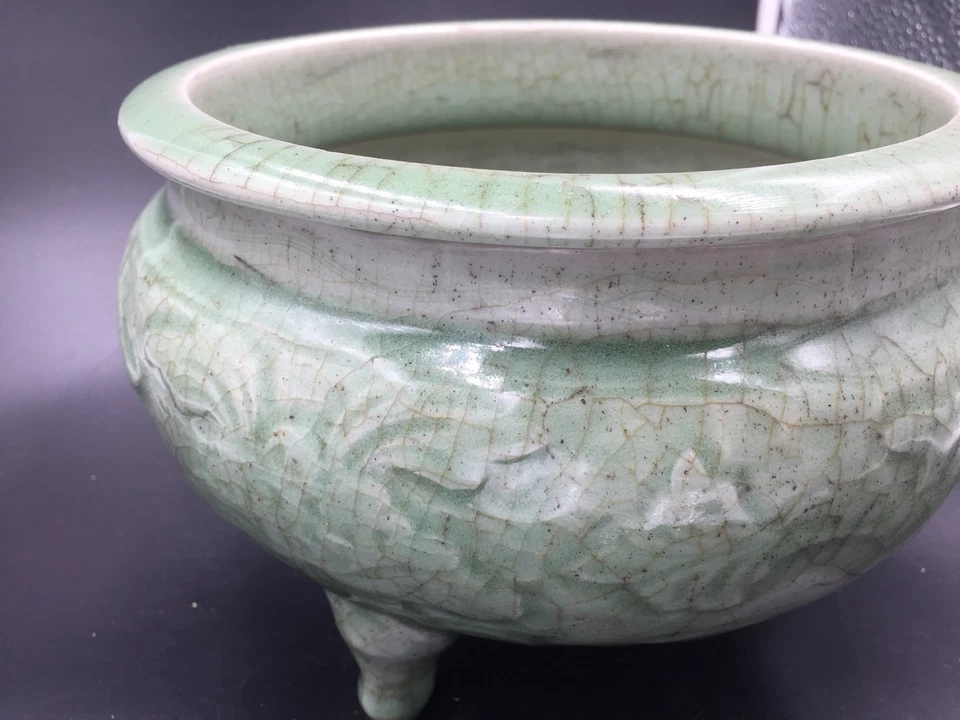 A Chinese Ming Dynasty Celadon Tripod Censer 明代龙泉香炉 - Image 4 of 4