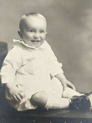 Vintage Photograph Baby Dressed in White Clothing Black Formal Shoes 1890 - 1900 - Afbeelding 1 van 4