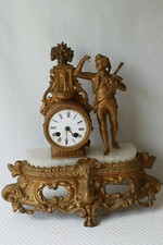 Pendule en régule décor de musicien à la mandoline