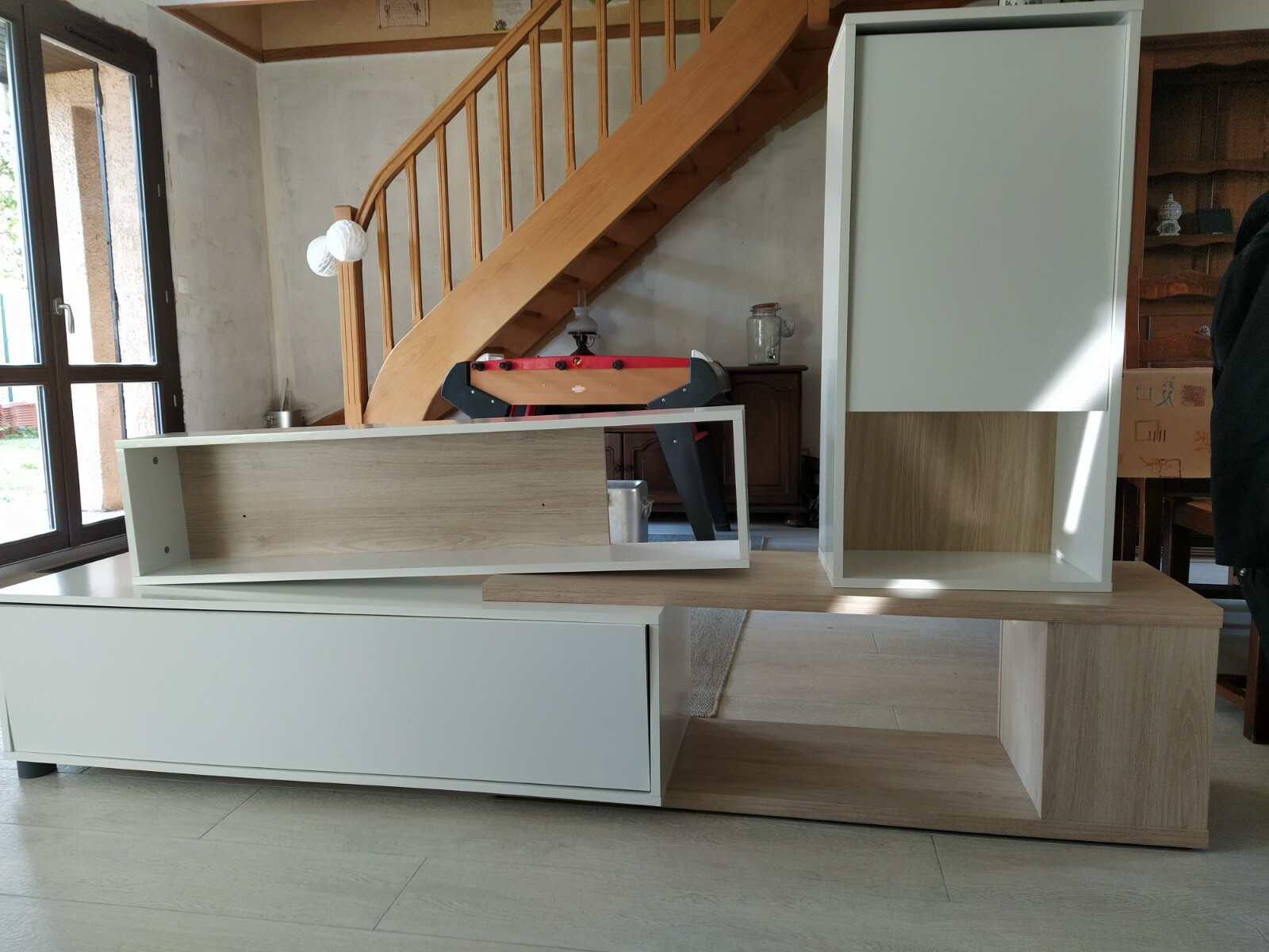 Meuble TV blanc d'angle modulable pour optimiser les petits salons encombrés