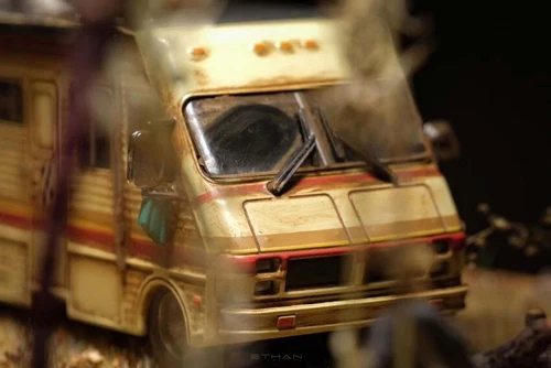 1:64 Greenlight Breaking Bad RV Bus Model with Custom Weathering - Picture 2 of 12