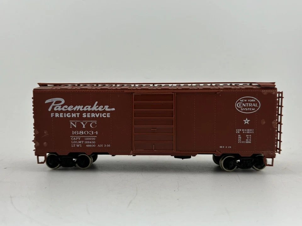 Broadway Limited New York Central Pacemaker 1944 AAR 40' Box Car (RED) - Image 2 of 4