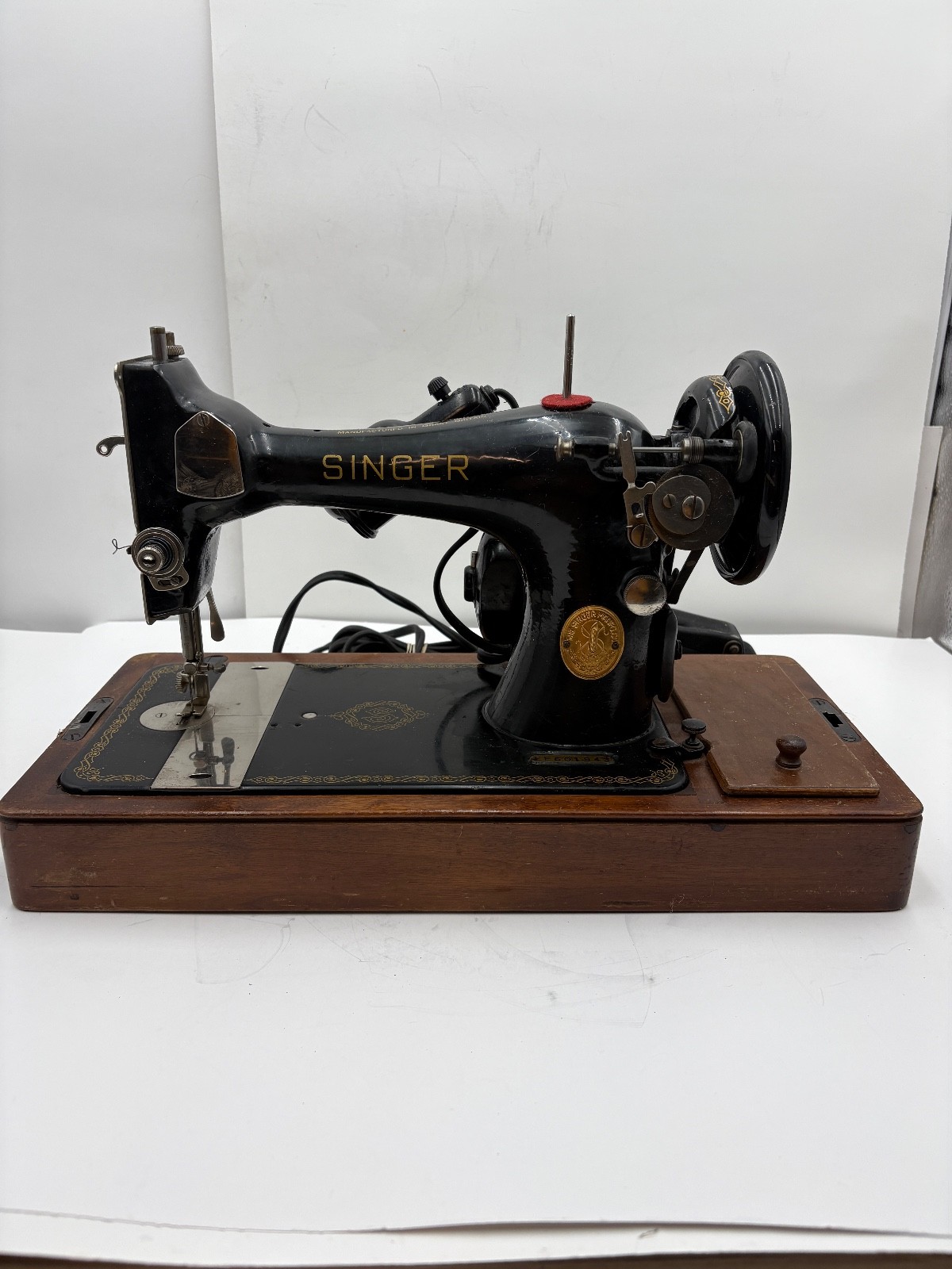 Antique Singer Sewing Machine 1940s - Cat BZ 9-8 - 20-75 Cycles Black