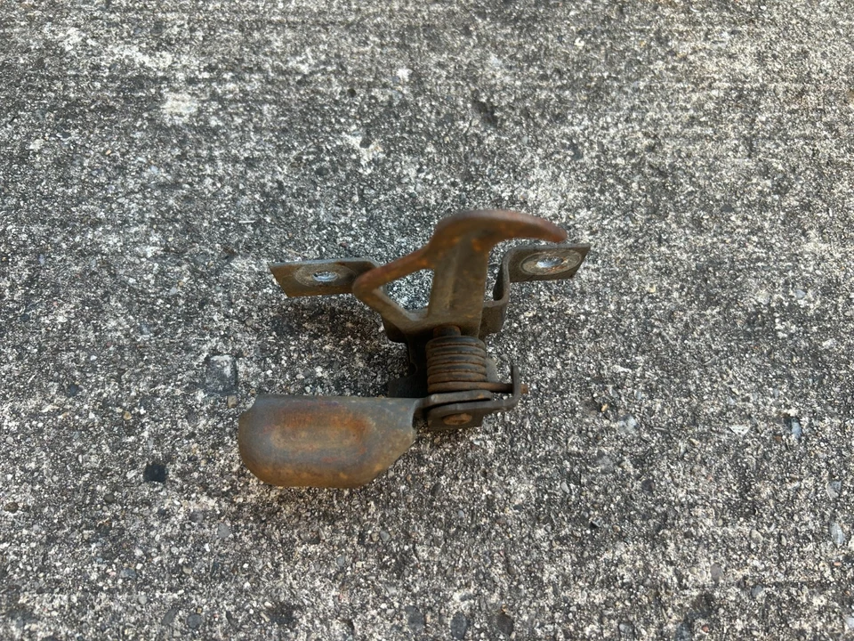 Gancho de liberação do capô 80-86 Ford Truck Bronco 1980-1986 F100 F150 F250 F350 fabricante de equipamento original - Imagem 2 de 4