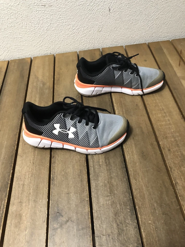Tenis Under Armour 3022194 G3G1ZM Level Scramjet Gris Juvenil Talla 3.5Y Usados en Excelente Condición Foto 2 de 4