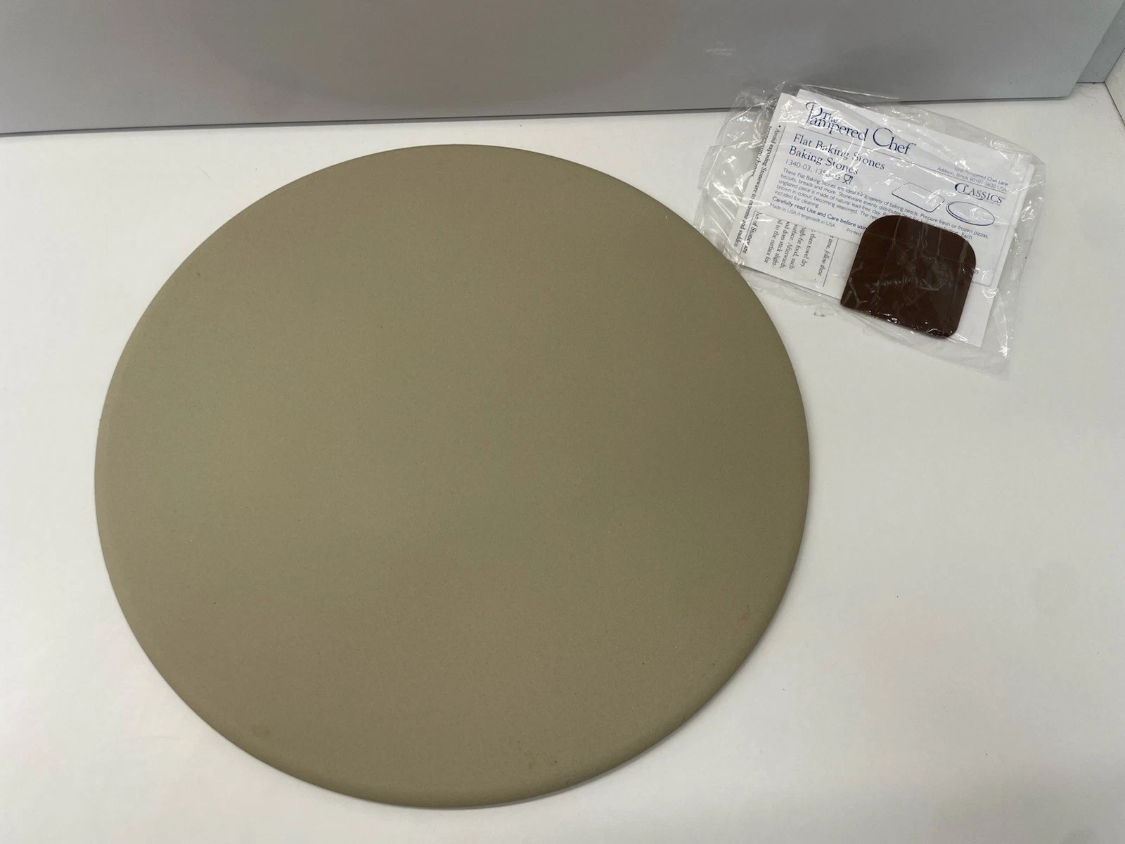 The Pampered Chef Classic Round Baking Stone 1340-03 Unglazed Stoneware - 33 cm