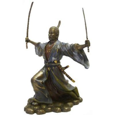 Samurai mit zwei Schwertern angreifende Figur
