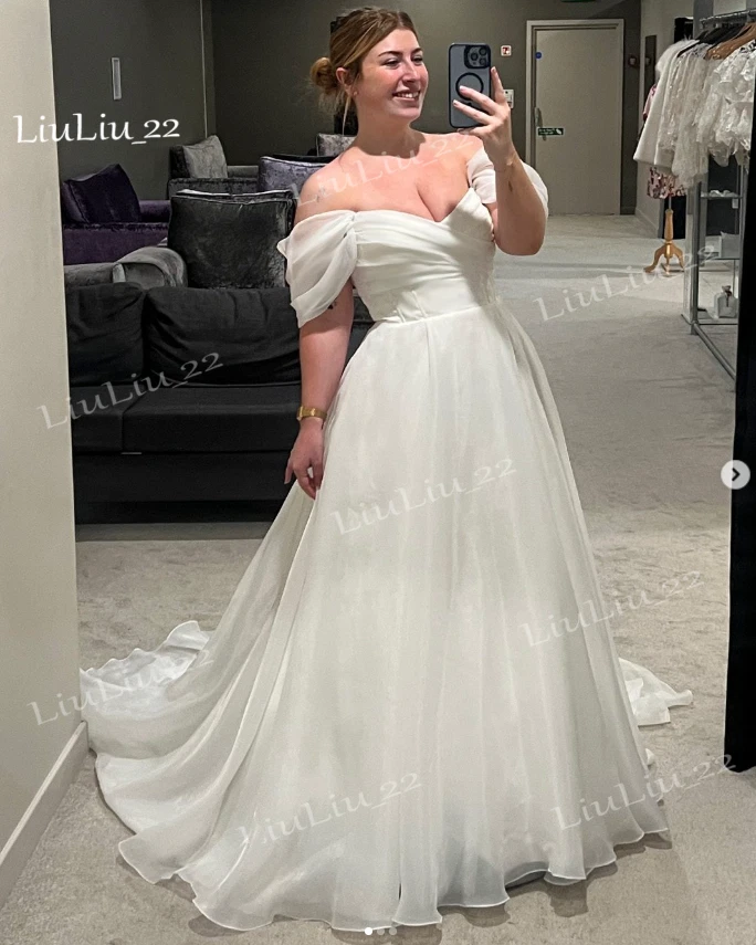 Vestido de novia simple de organza talla grande con hombros descubiertos tren de barrido vestidos de novia Foto 2 de 4