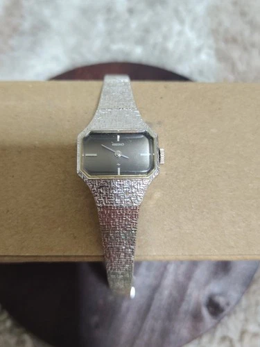 Seiko 11-3879 Ladies Very Stylish 17-Jewel Easy Hand Wind Running Great VTG