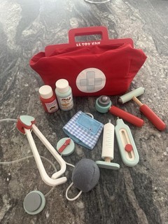 Le Toy Van Wooden Doctor's Set Pretend Play Kit with Bag
