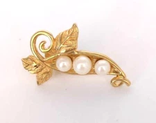 Vintage Peas In A Pod Faux Pearl Gold Tone Brooch Pin Unsigned 1 1/2”