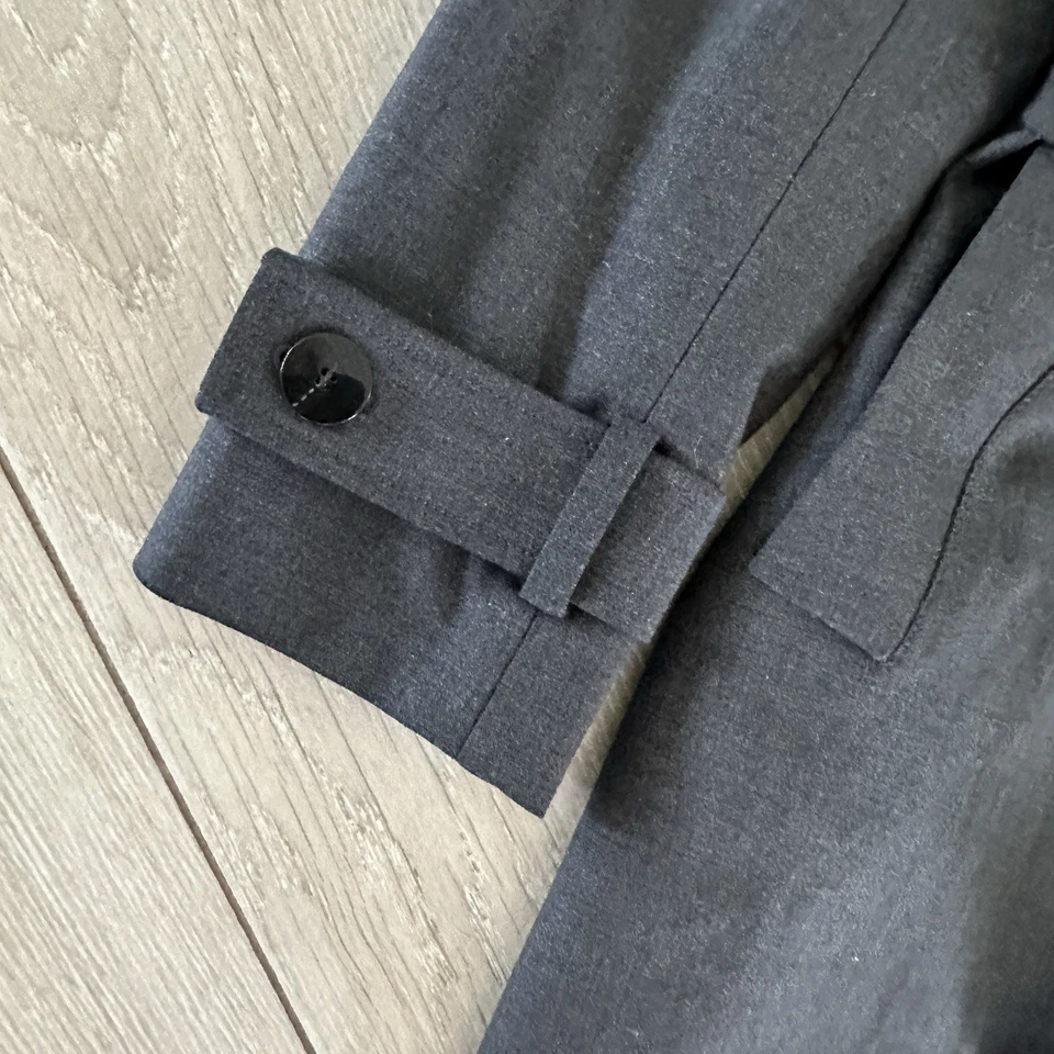 Gabardina Theory de solapa ancha en carbón talla GRANDE $645 Foto 4 de 4