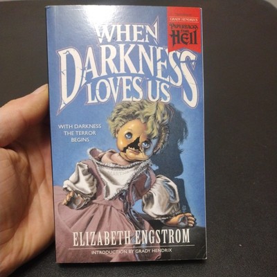 When Darkness Loves Us (Paperbacks from Hell) by Elizabeth Engstrom (2019, Trade