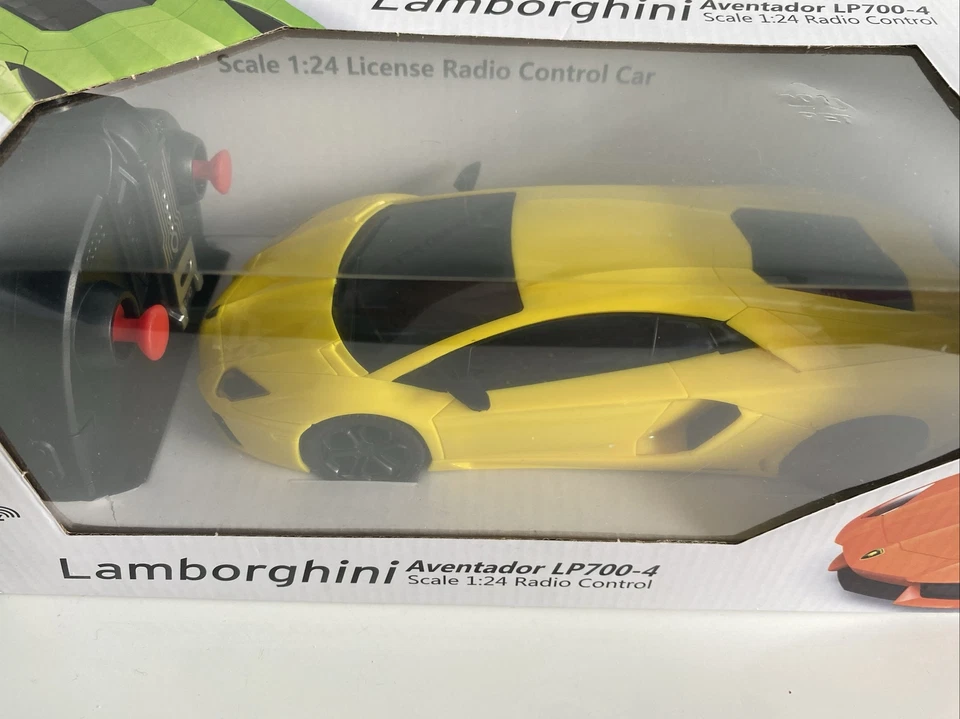 Lamborghini Aventador LP700-4 1:24 Scale Radio Controlled Car New Yellow - Image 2 of 4