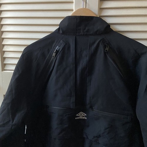 Chaqueta cortavientos negra con cremallera completa Umbro Undermycar Techwear talla L RARA - Imagen 14 de 14