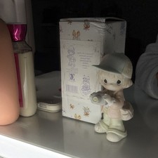 precious moments “Focusing In On Those precious moments ” figurine