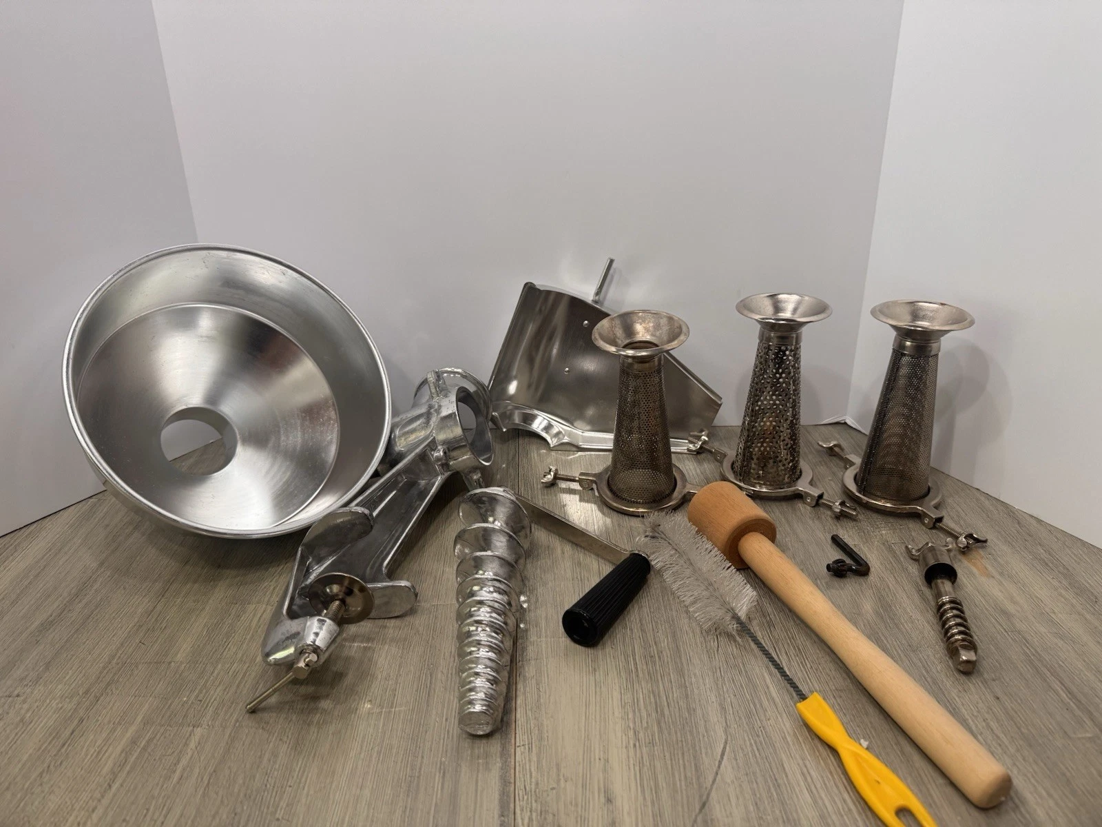 Garden Way Squeezo III All Metal Strainer - Complete w/ 3 Screens
Opens in a new window or tab