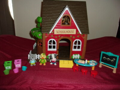Li'l Woodzeez Woodland Schoolhouse Playset with Original Figures