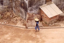 Sl63  Original slide 1983 Hong Kong traditional hakka hat heavy load 337a