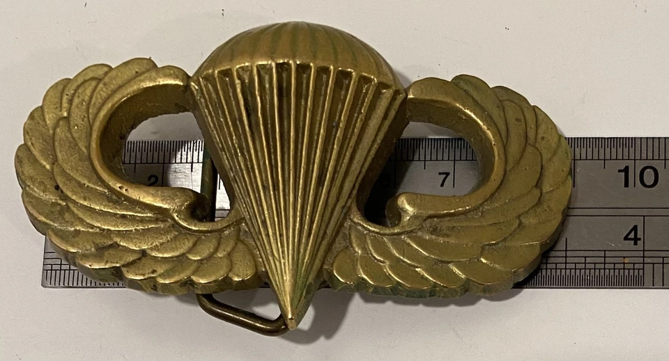 Hebilla de cinturón de latón macizo vintage alas de paracaidista aerotransportado 1978 Foto 3 de 4