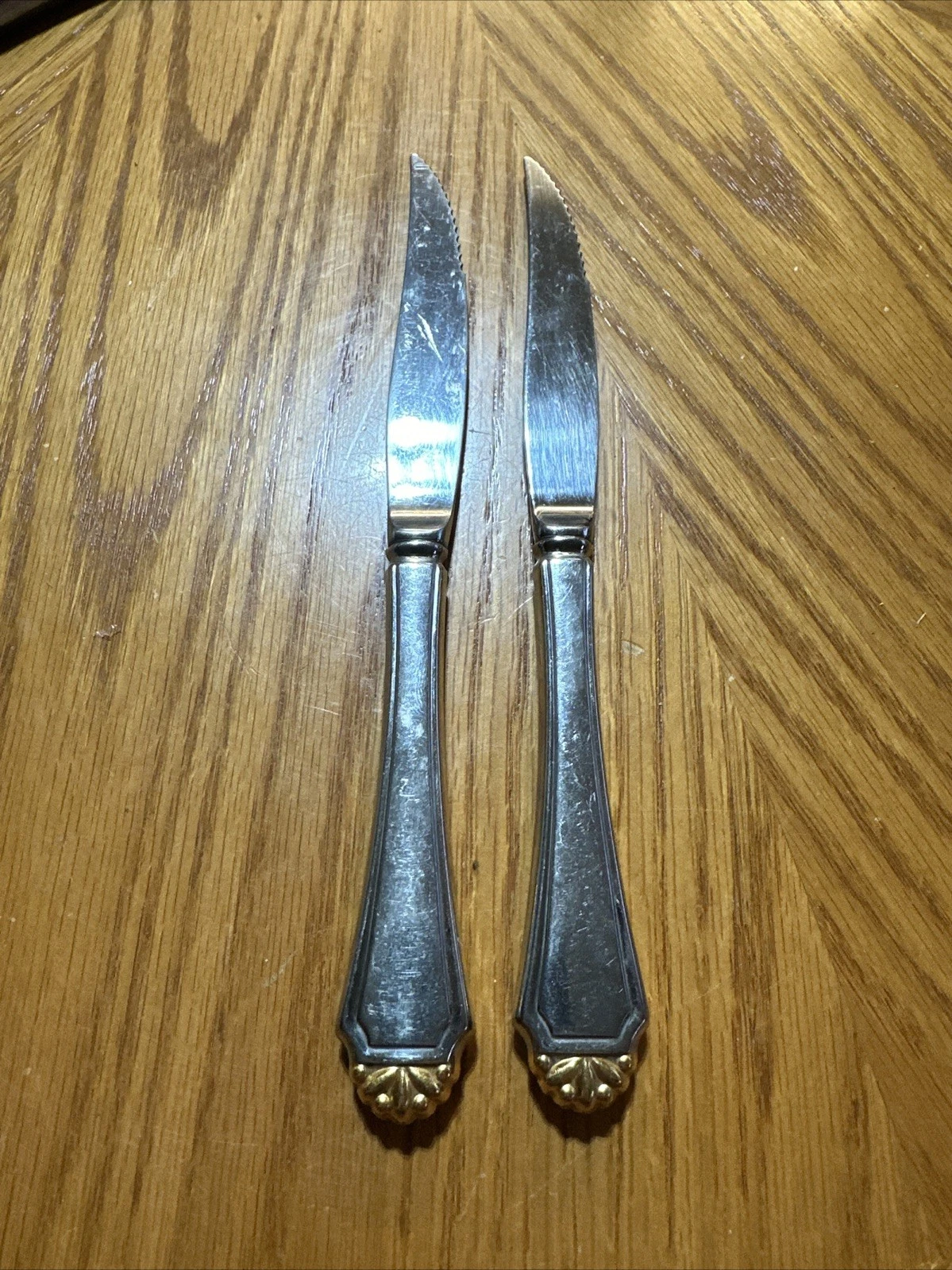 2 Serrated Oneida GOLDEN HENLEY Stainless Dinner Knife 9.25” Serrated Tip