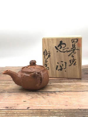Bankoyaki Tajima Banko ware Katsuzo Muroi hand-twisted grape frog
