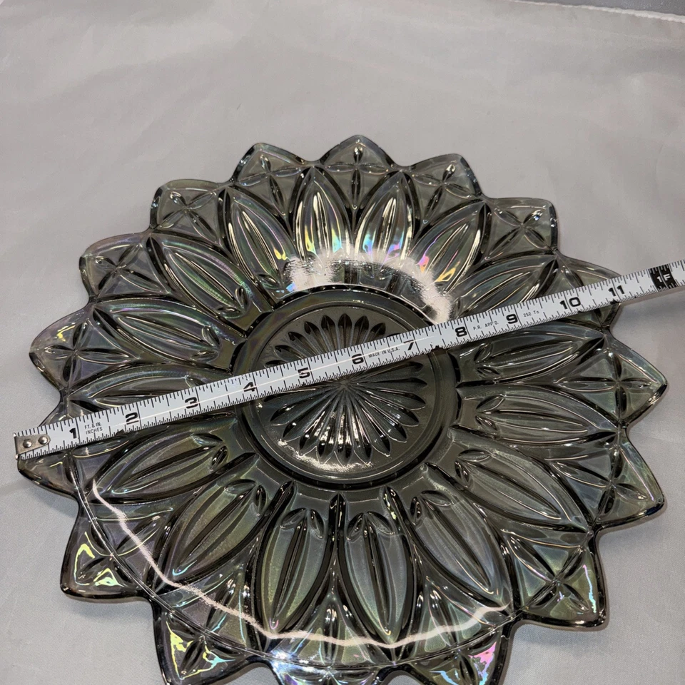 Plato de vidrio Federal gris ahumado diseño pétalo iridiscente 11,5" Foto 3 de 3