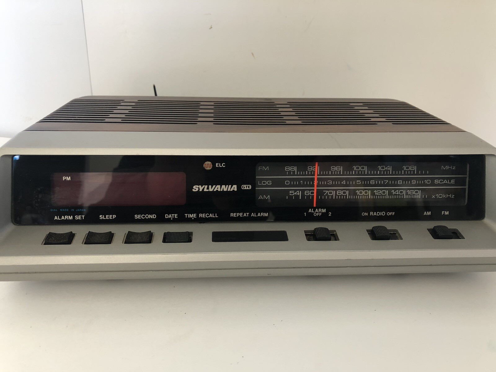 Sylvania SFZ10-00 Rare Vintage Digital Alarm Clock Radio AM/FM 1980’s