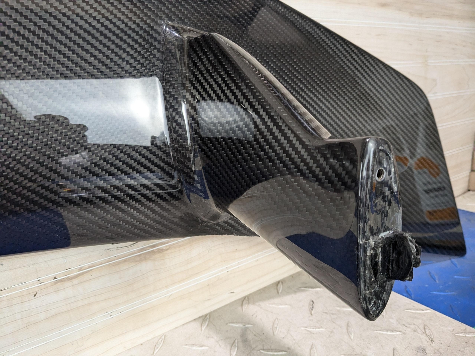 2018 Audi R8 Plus - Aftermarket Carbon Fiber Rear Spoiler DAMAGED CRACKED