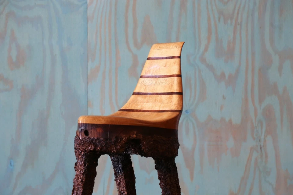 Silla de patas trípode astillado madera artesanal estudio único abedul y nogal Foto 2 de 4