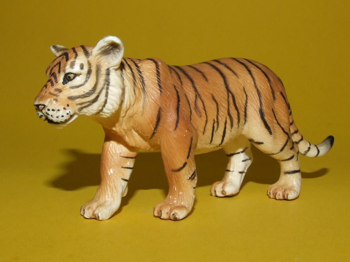 SCHLEICH 14318 Tigerin - Handbemalte Spielzeugfigur, Detailreich, Für Kinder Ab 3 Jahren