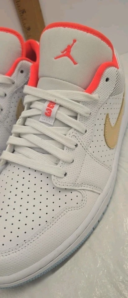 Nike Air Jordan 1 Low SE Blanco Sésamo-Flash Carmesí 10/Hombres Foto 3 de 4