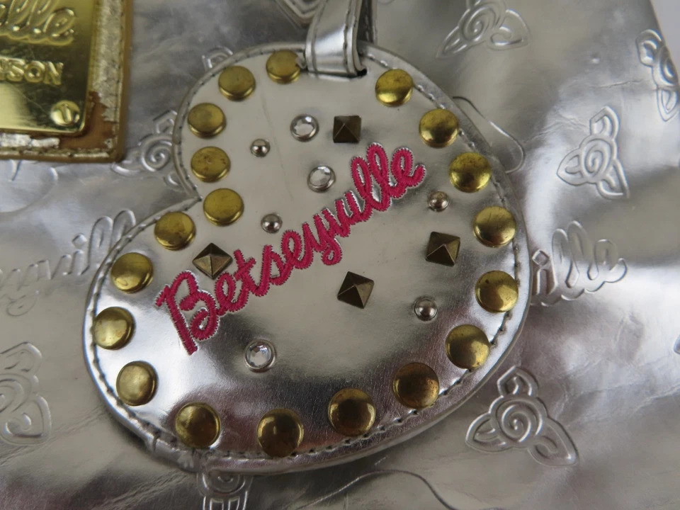 Bolso de Mano Betsey Johnson Estampado de Rosas Plateadas Bettseyville Brillante Bolso de Mano Cartera Y2K Foto 3 de 4