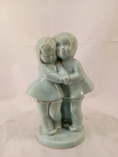 VINTAGE 1950'S BLUE SHAWNEE POTTERY BOY & GIRL HUGGING PLANTER VASE