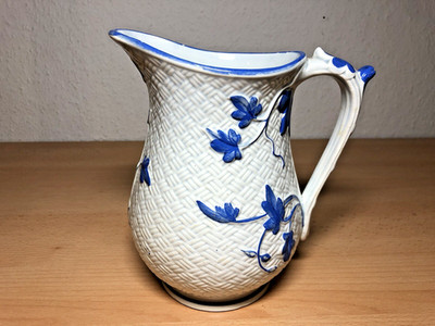 Opaque de Sarreguemines Krug Kanne weiss blau Flecht-Optik