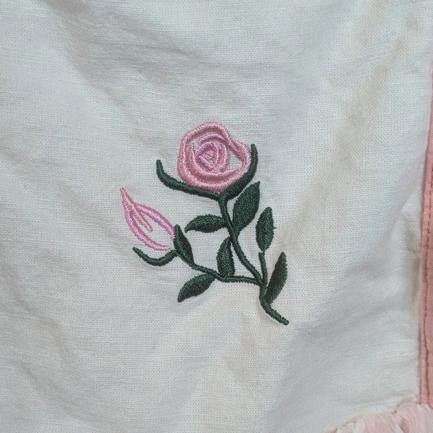 Vestido InSewlee Rosa Bordado Delantal Niñas 6 Volantes Cottagecore Retro Foto 2 de 4