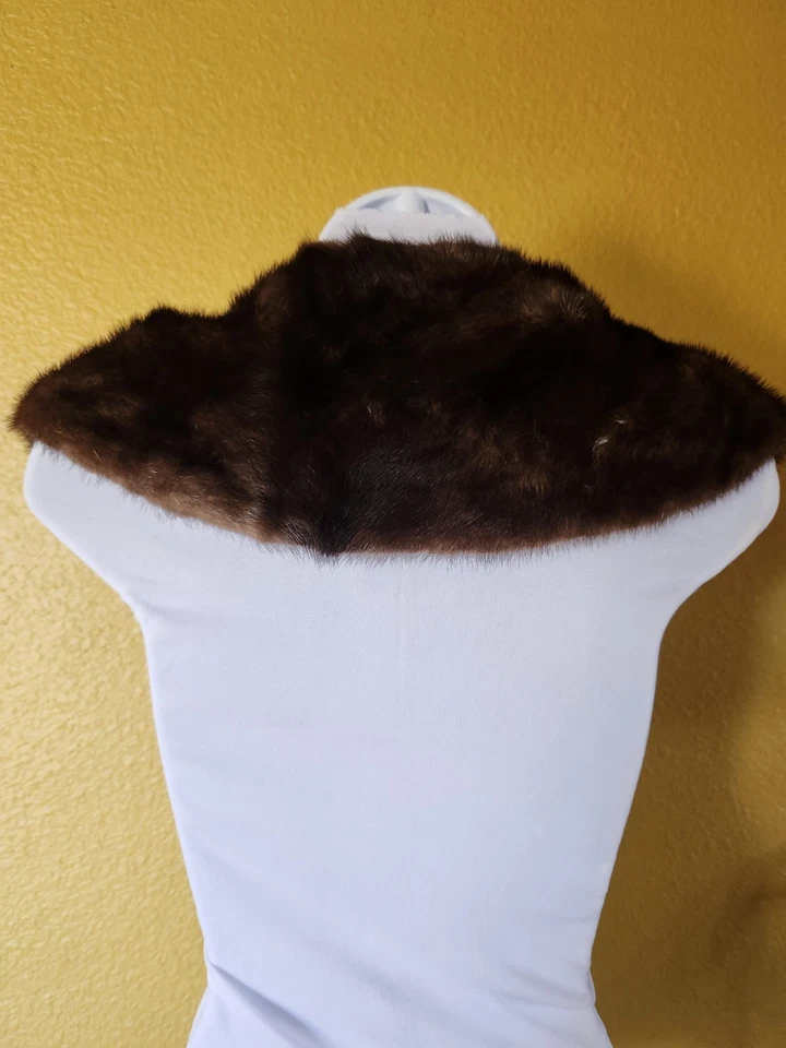 Mantón envolvente de estola con cuello de piel marrón vintage forrado de satén — piel real o sintética Foto 2 de 4