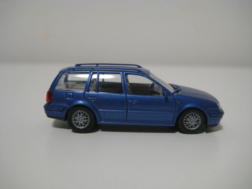 Brekina H0 0649 - Coche VW Bora Variant azul metalizado - Imagen 2 de 4